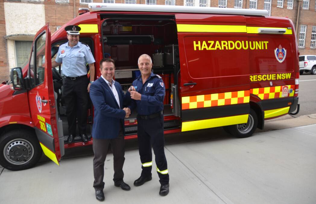 Paul Toole MP hands over the keys of the new van to Duty Commander Ray Buchanan and Lithgow Station Officer Noel Ford. 