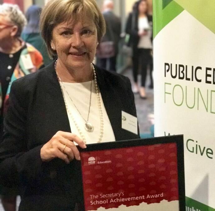 LITHGOW PUBLIC SCHOOL: Principal Vicki O'Rourke with The Secretary's School Award at the Minister's Awards in Sydney. Picture: SUPPLIED. 
