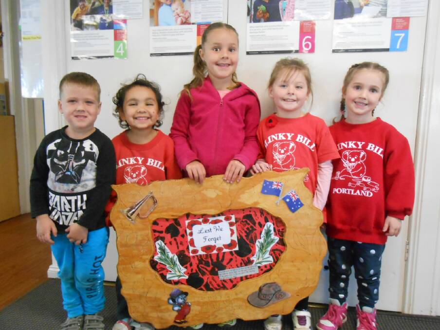 LEST WE FORGET: Finn Scanlon, Lori Lampton, Anna Warren, Sienna-Lee Weeks and
Lyndall Peychers from Blinky Bill preschool with the Anzac Day wreath. Picture: SUPPLIED
