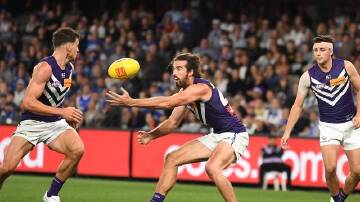 Alex Pearce (C) has come in for special praise from Fremantle coach Justin Longmuir. (Julian Smith/AAP PHOTOS)