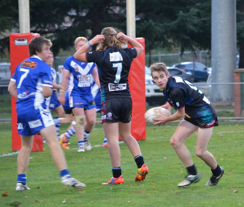 ON THE PROWL: Bathurst Panthers under 18s hooker Brayden Bennett looks for a team-mate as his side pressures the Saints defence. Photo: ANYA WHITELAW 	042415y18s3
