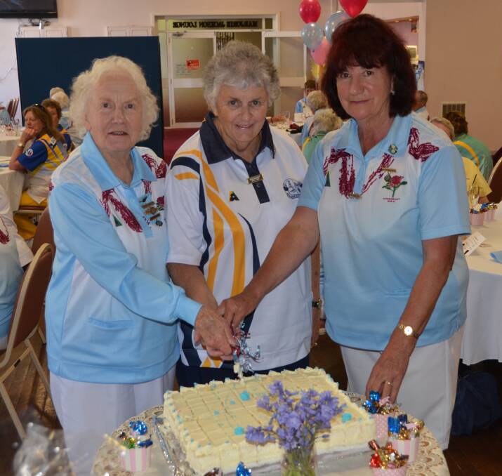 BIRTHDAY HONOURS: Cutting the 61st birthday cake are club patron Shirley
Addison, Western Districts’ Jean Wilds and City bowls president Kerri Bernard.