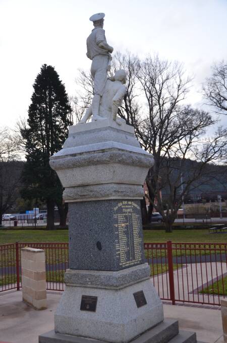 THE Queen Elizabeth Park cenotaph is a much admired World War One community creation that has
found a place in many visitors’ photo albums. The southern face is traditionally left black for the
unknown soldiers.