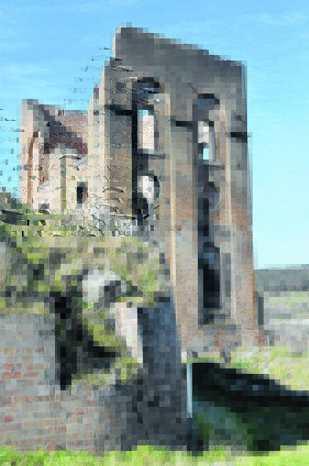 SAFETY FOR THE TOURISTS: A tender
has been let for the first stage
of upgrading of Lithgow’s historic
blast furnace site off Inch Street.