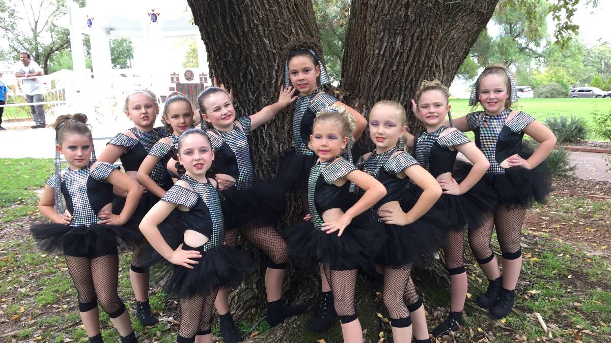IGHT YEARS AND UNDER JAZZ GROUP: From left Mia Dunleavy, Montana Morgan, Tayah Crook, Maddison Field, Taliyah Collins, Leela Kus, Mia
Marni Thompson. lm062615belle3 Healey, Claire Hawley, Tahlia Schremmer and Ruby Bradford.