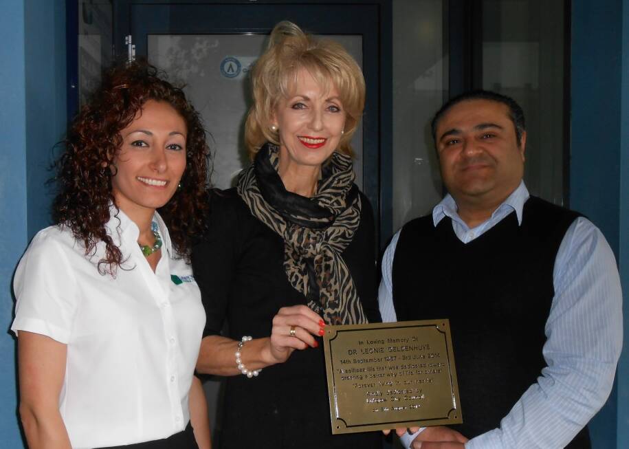 HOUNOURING HER MEMORY: Nikki Baraz, Mayor Maree Statham and Dr Asaad
Baraz display the plaque for Dr Leonie Geldenhuys.