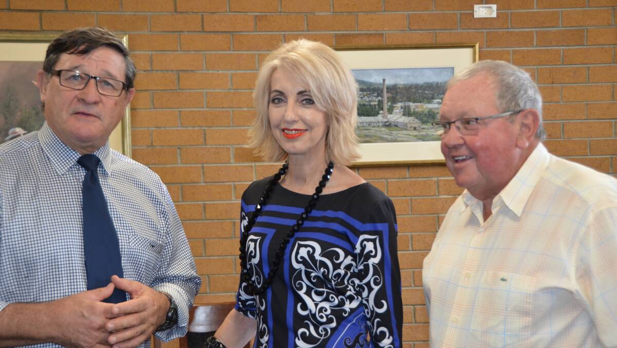 FEDERAL MEMBER’S CHRISTMAS PRESENT: Christmas came early this week for Lithgow and Member for Calare John Cobb came bearing gifts yesterday when he
announced a $1.3 million grant towards a CBD revitalisation. Mr Cobb is pictured, left, with Mayor Maree Statham and Deputy Mayor Ray Thompson.