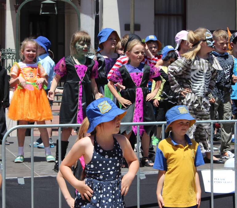 Lithgow Public School students perform their dance routine
