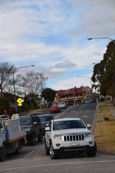BELLS Line traffic through Lithgow has been increasing
as travellers avoid the roadworks maze in the Blue
Mountains.