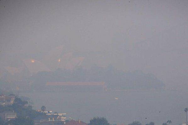 Heavy smoke blankets Sydney after the last few days of fires. Photo: Peter Rae
