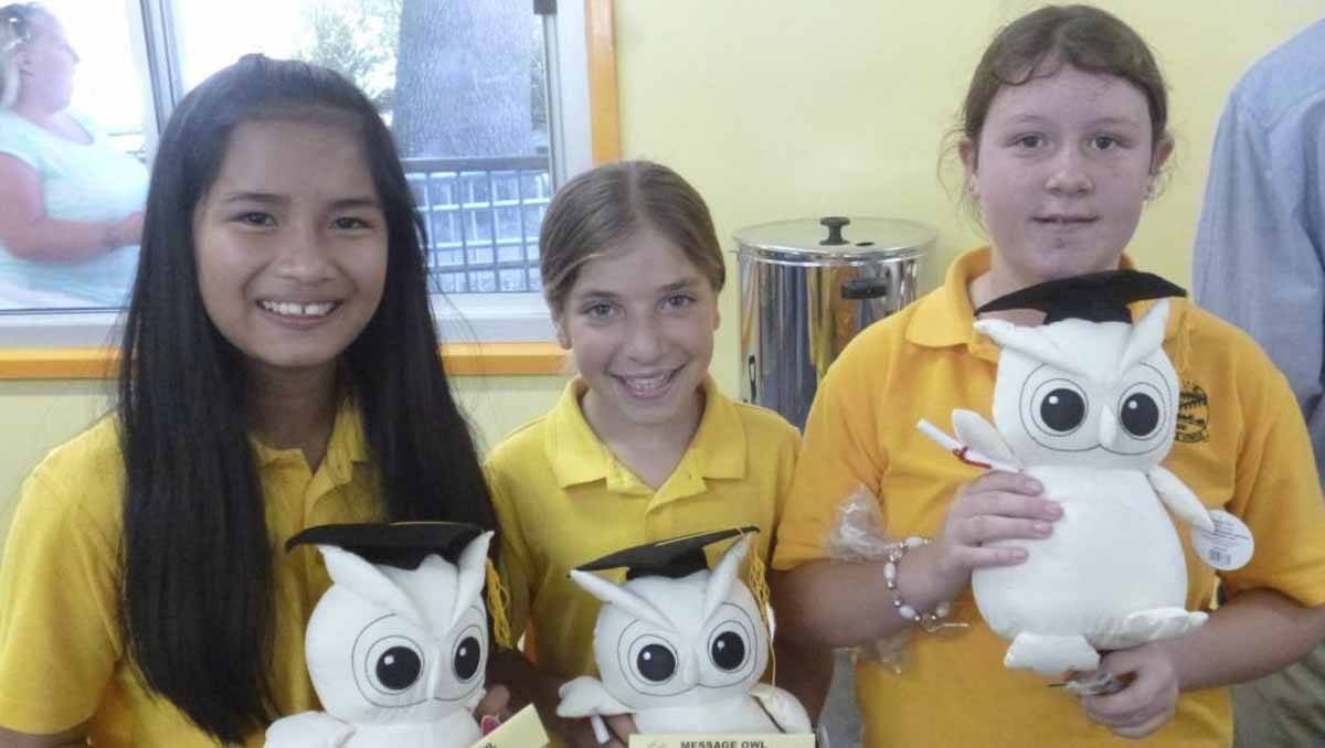 ZIG ZAG_- PARTING GIFT: Am Pholyiam, Sally Romanous and Holly O’Malley with their Message Owls.