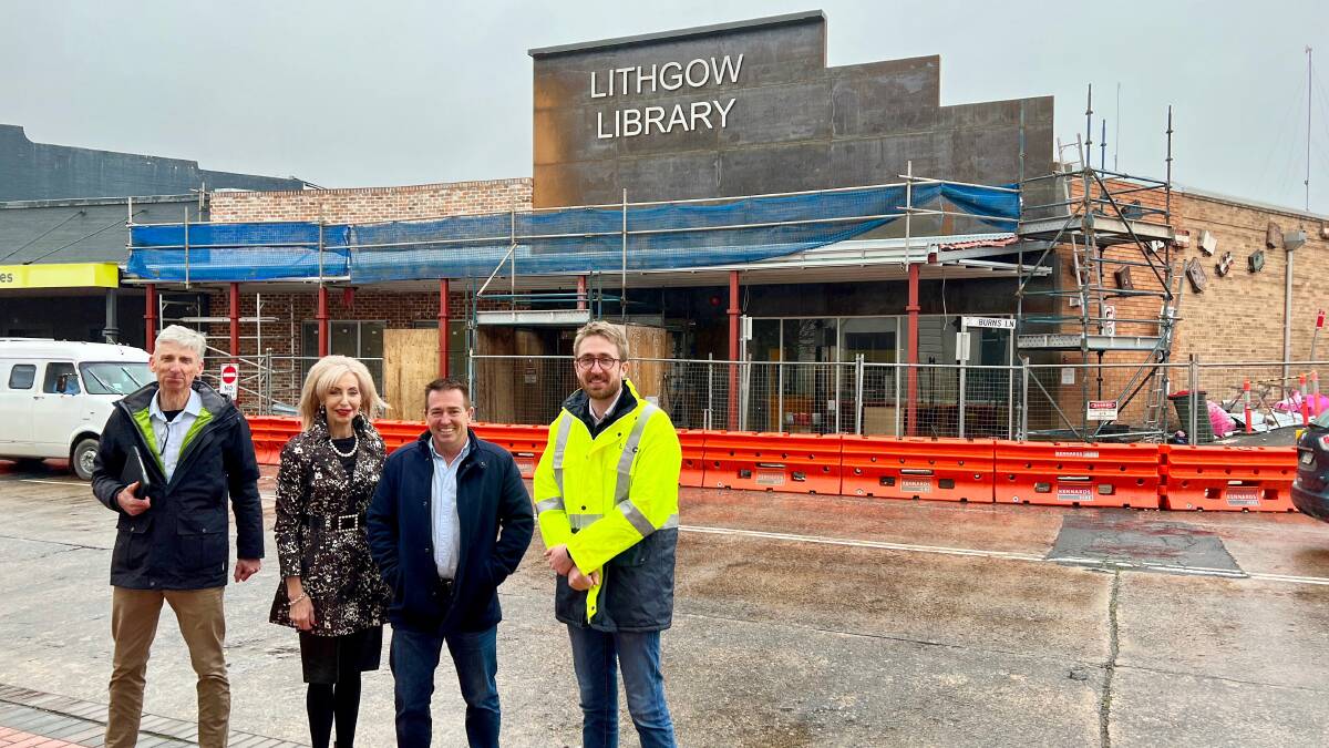 Member for Bathurst Paul Toole with Mayor Maree Statham
and Lithgow Council workers outside the Lithgow Library. Picture: Supplied
