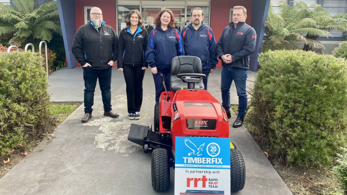Andrew Durnford, Laura McPhail of Timberfix, Brooke Lazarevic, Michael Coghlan of Lithgow PCYC and Lincoln Dent of Rapid Relief Team. Picture: Supplied