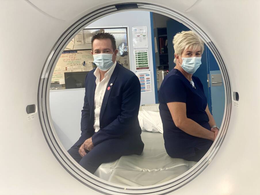 MEDICAL IMAGING: Member for Bathurst Paul Toole at Lithgow Hospital with chief
radiographer Michelle Bostock where a state-of-the-art medical imaging system designed to
make patient care safer, smarter and more streamlined has been rolled out. 