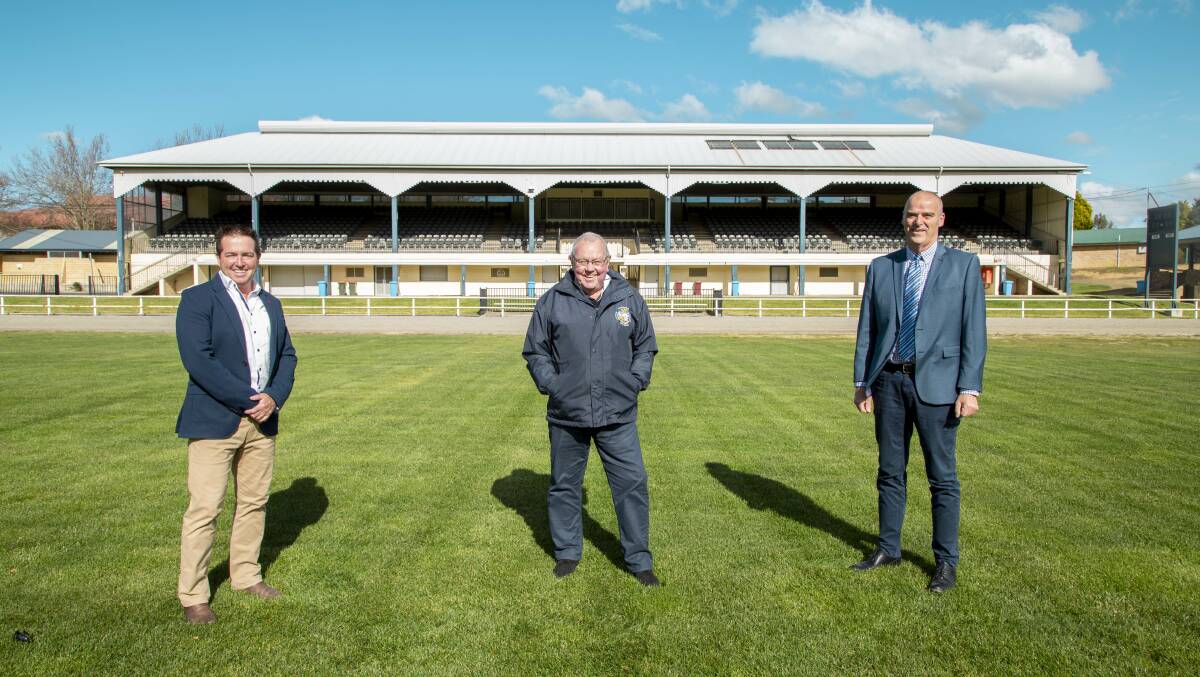 UPGRADES: Bathurst MP Paul Toole, left, Lithgow Mayor Cr Ray Thompson and
Lithgow City Council general manager Craig Butler at Tony Luchetti Sportsground
where State Government funding of more than $47,000 will see the installation of an
automatic irrigation system on the number two field.