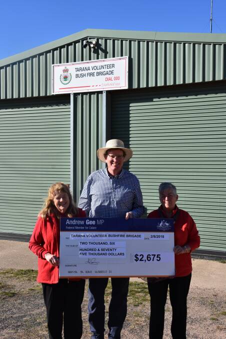 COMMUNITY: Secretary of the Tarana community farmers market Fay Shaw, Federal Member for Calare Andrew Gee and market coordinator Lynne Shaw with the cheque. Picture: CIARA BASTOW. 
