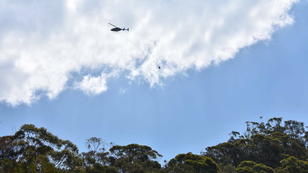  AERIAL APPROACH: A helicopter carts water to the Wolgan Valley fire. Picture: CIARA BASTOW.
