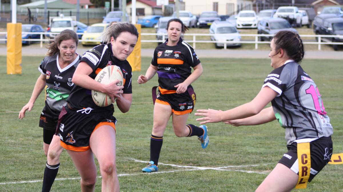 Shannon Legge (with ball) playing for the Lithgow Workies women's league tag side in 2017. Pciture: HOSEA LUY