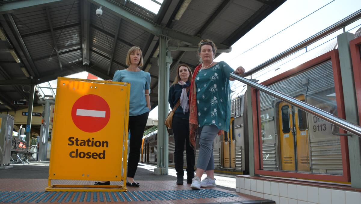 Labor's transport spokeswoman Jo Haylen at Springwood Railway Station with parent Felicity Apthorp (centre) and Blue Mountains MP Trish Doyle. The train on the platform has been idling at the station since Thursday, March 10.