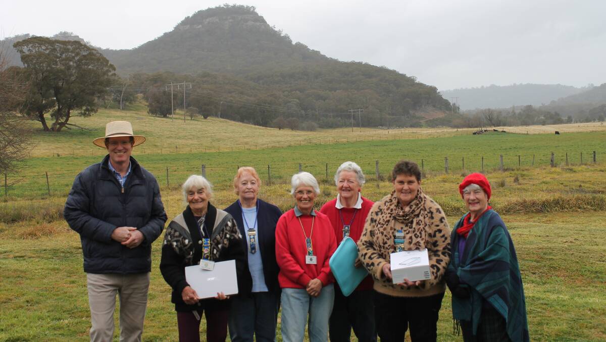 Andrew Gee MP and Ilford-Running Stream CWA's Alice Dryburgh (vice-president), Pam Hurley, Jenny Nott, Diane Groves, Margaret Weatherley (president), and Jeanette Sell.