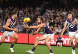 Alex Pearce (c) has come in for special praise from Fremantle coach Justin Longmuir. (Julian Smith/AAP PHOTOS)