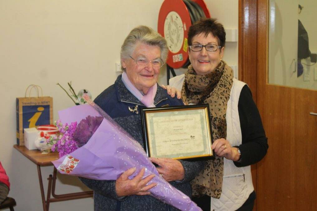 AN HONOUR: Lithgow Garden Club president Robyn da Costa presenting Maureen with her award. Picture: SUPPLIED. 