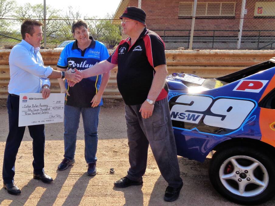 GRANT: Bathurst MP Paul Toole congratulates Club Secretary Sue Healey and former President Ray Blackley on the winning grants. Picture: LES TAYLOR. 