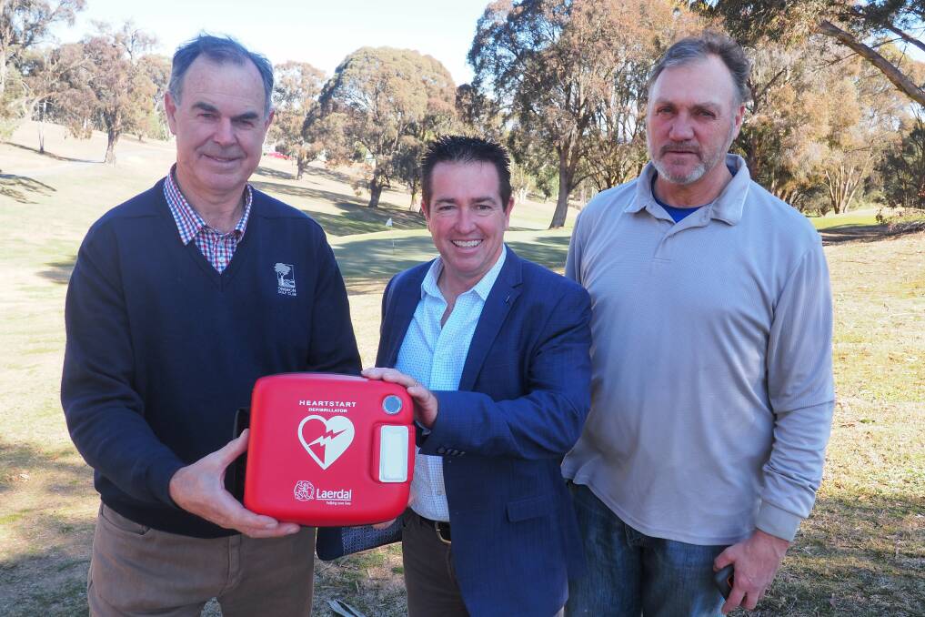 GRANT: Oberon Golf Club club captain Barry Lang, left, with Bathurst MP
Paul Toole and club board member Alan Cairney and the new defibrillator. Picture: SUPPLIED. 