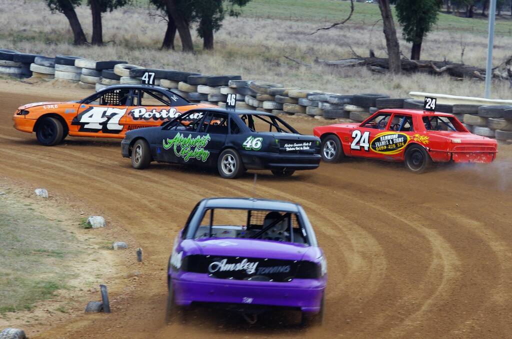 ACTION ON THE TRACK: The Limited Sedan car action returns to the Cullen Bullen Speedway this Saturday afternoon. Picture: LES TAYLOR. 