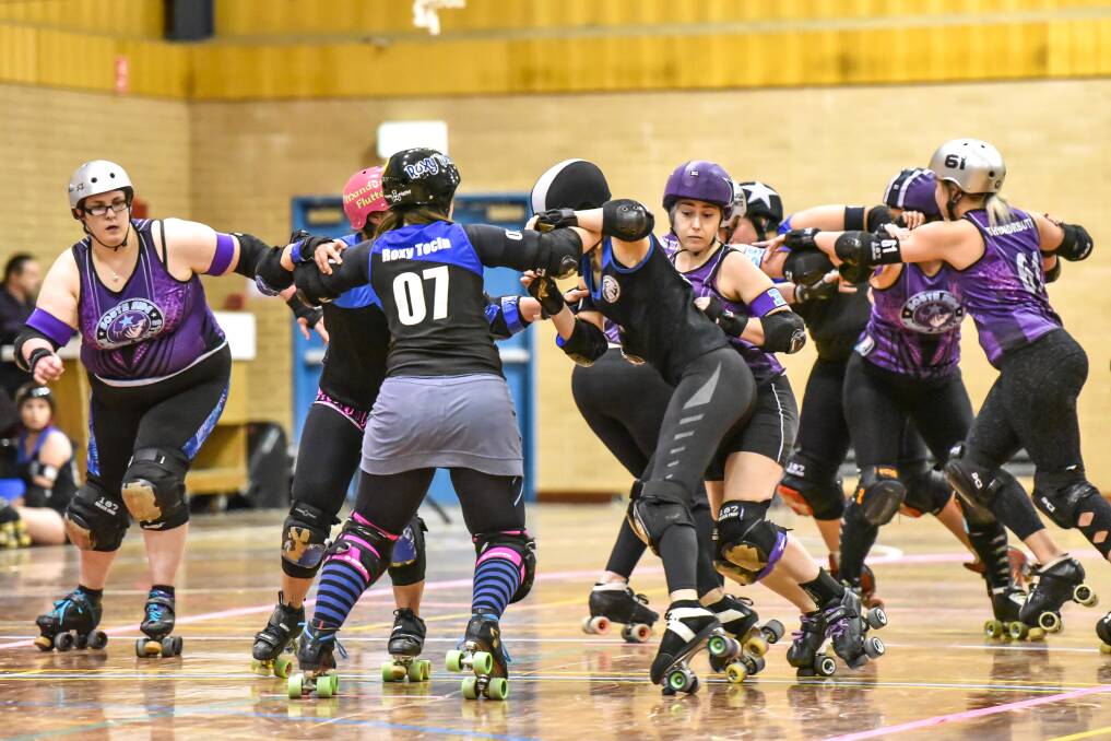 TOUGH GAME: BMRDL Free Sisters vs South Side Derby Dolls at the 2017 5x5 tournament in Katoomba. Photo courtesy of Brigitte Grant Photography
