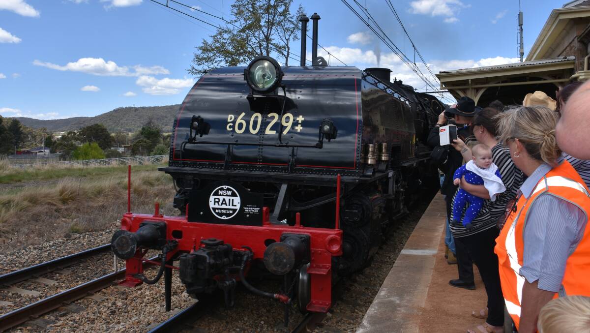 ARRIVES: The steam train arrives at Bowenfels station, much to the delight of locals. Picture: KIRSTY HORTON. 