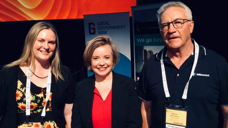 Cr Cassandra Coleman pictured with Cr Wayne McAndrew and Local Government NSW president Linda Scott. Pictures: SUPPLIED.