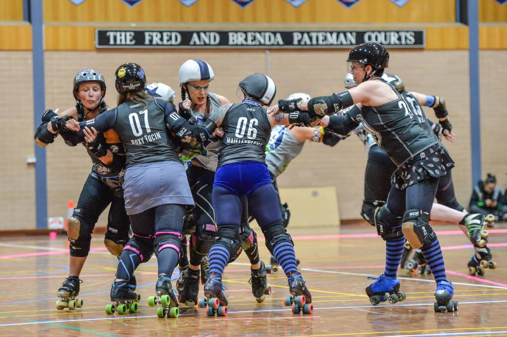 FULL CONTACT: Free Sisters vs Central Coast Roller Derby United, at the 2018 5x5 Tournament in Katoomba. Photo courtesy of Brigitte Grant Photography. 
