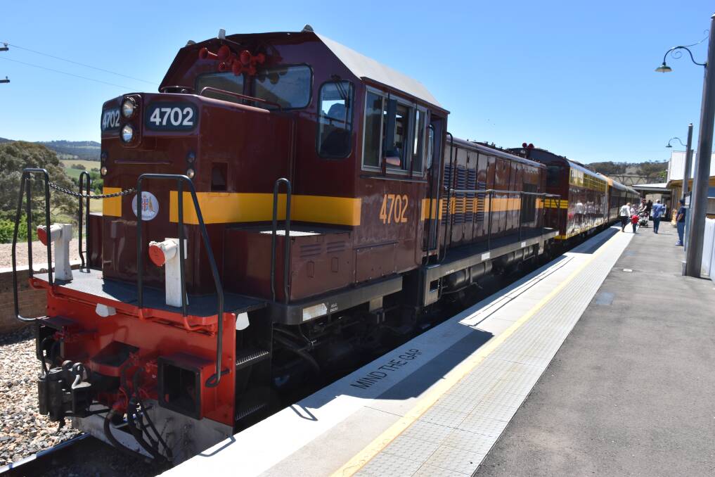 TARANA BOUND: The diesel at Tarana station on Sunday. Pictures: SUPPLIED. 
