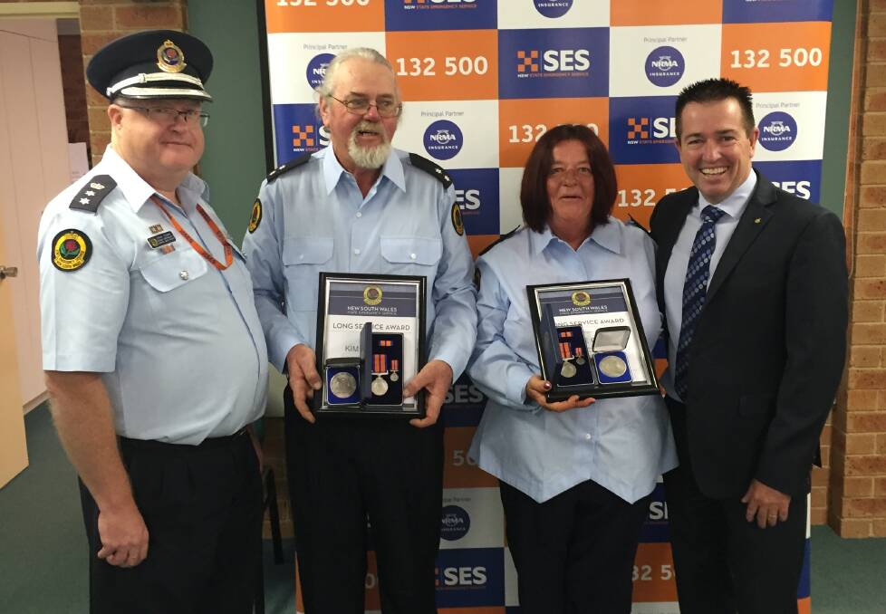 REPLACEMENT TIME: From left are Region Controller for Central West Region Craig Ronan,
Deputy Unit Controller for the Portland Unit Kim Cummins, Unit Controller for the Lithgow Unit
Dee Cummins and Member for Bathurst and Minister for Local Government Paul Toole.
