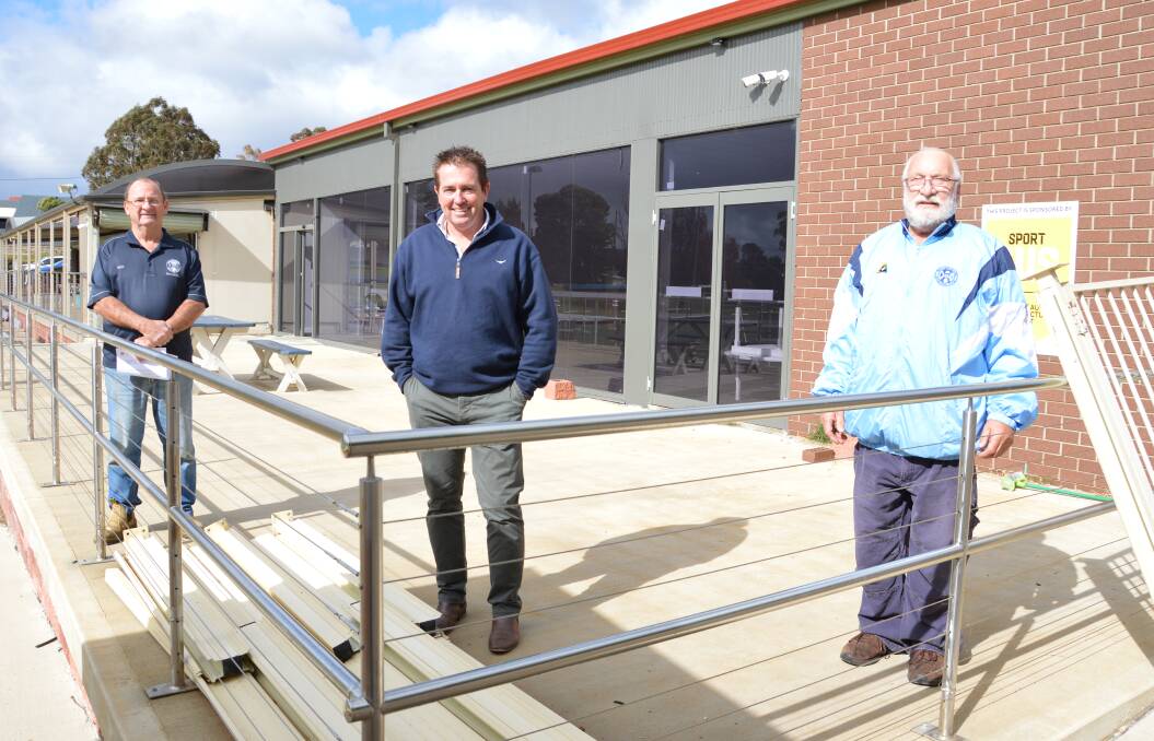 UPGRADES: Bathurst MP Paul Toole at the Wallerawang Community and
Sports Club with secretary-manager Steve Jackson (left) and bowling club president
John Williams (right).