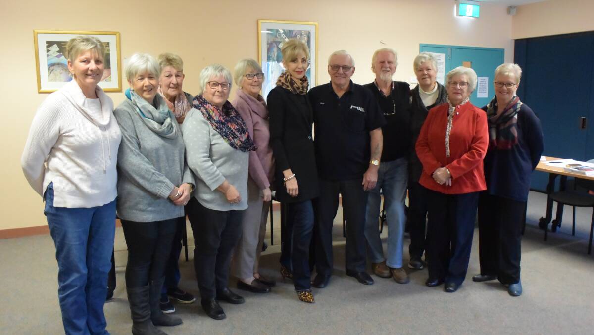 Lithgow Can Assist members recieve the donation from Mountain Cruizers Car Club/