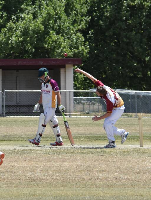 FORCE: Lithgow Valley bowling in action. PIcture: ALANNA TOMAZIN.