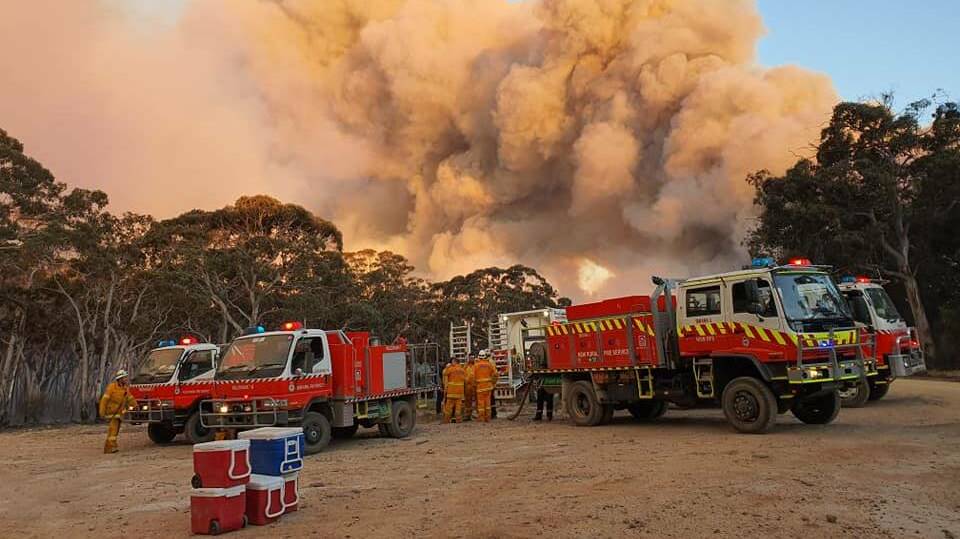 PLUME: Gospers Mountain fire roars as Rural Fire Service crews prepare for another day. Picture: Tarana RFS captain Aidan Keough.