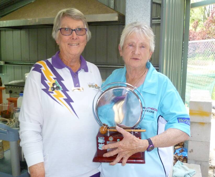 FRIENDSHIP GONG: Lithgow Workies president Noela Williams and Lithgow City president Betty Newcombe. Picture: SUPPLIED.