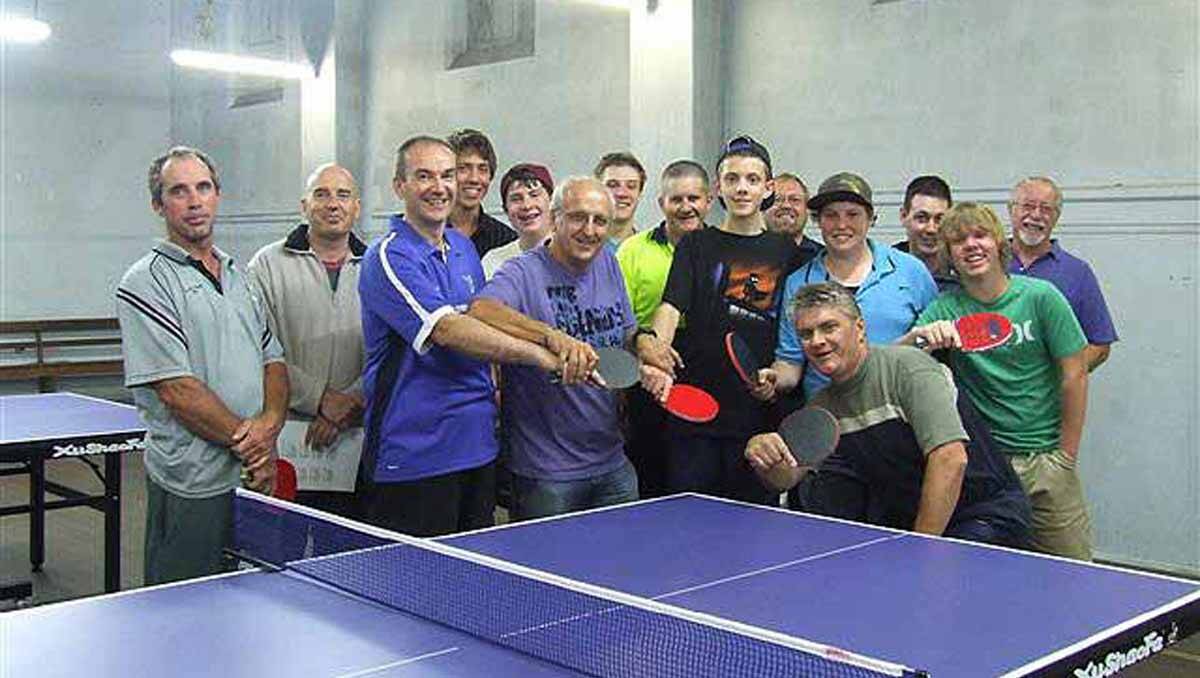 RARE PHOTO OPPORTUNITY: It is not often you can have your photo with a true legend of your sport, but the Lithgow table tennis players had just that. Paul Pinkewich (centre, purple t-shirt) with (from left) Sean Jenkins, Peter Jaccoud, Lou Kappos, Ben Cox, Eric Joyce, Matt Kappos, Leon Rust, Hayden Cox, Craig Olson, Karl Olson, Mark McAulay, Brody Forbes and Maurie Poole; front, John Cox  
